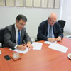 El Dr. Jaime Vatter, rector nacional de la UST, i el Sr. Agustí Boixeda, en la signatura de l’Acord de col•laboració. Visita institucional a la UST de Xile el 2 d’abril de 2014. Signatura de l’Acord de col•laboració.