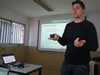 El professor de l’INEFC Barcelona, Eduard Inglés, impartint el curs de Metodologia de la recerca aplicada a la gestió esportiva a la UCSH, Xile